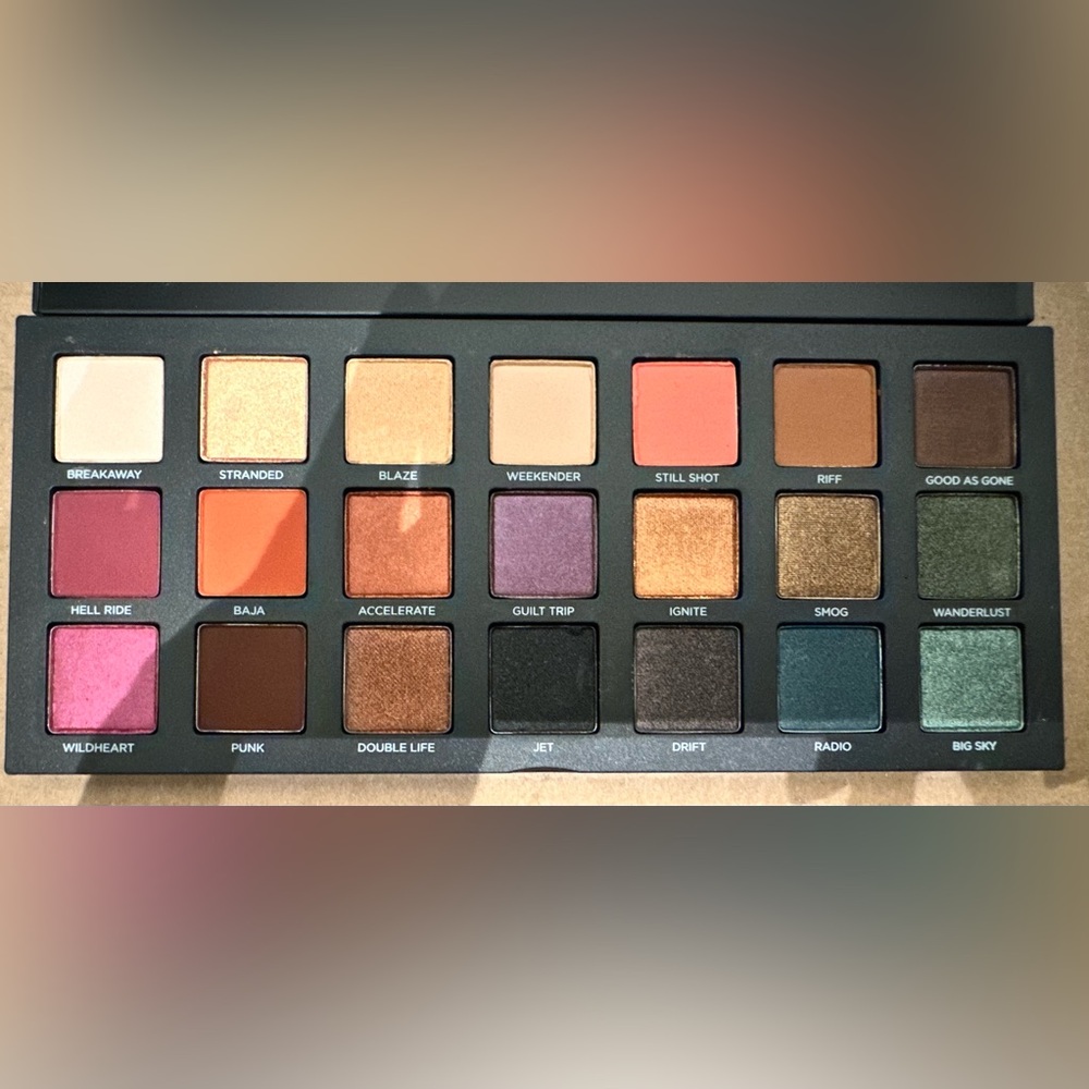 Urban Decay Born to Run Palette BNIB - Picture 2 of 2